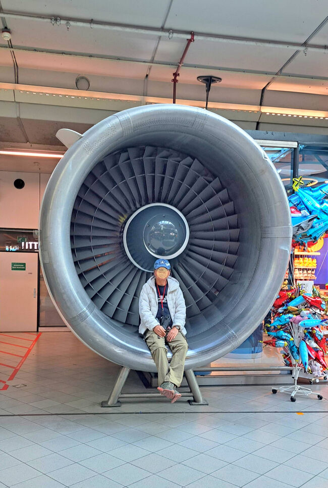 折角なので1枚、記念に座ってみました。エンジンの中とは思えないくらい快適で、ちょっとした休憩にもぴったりです。笑