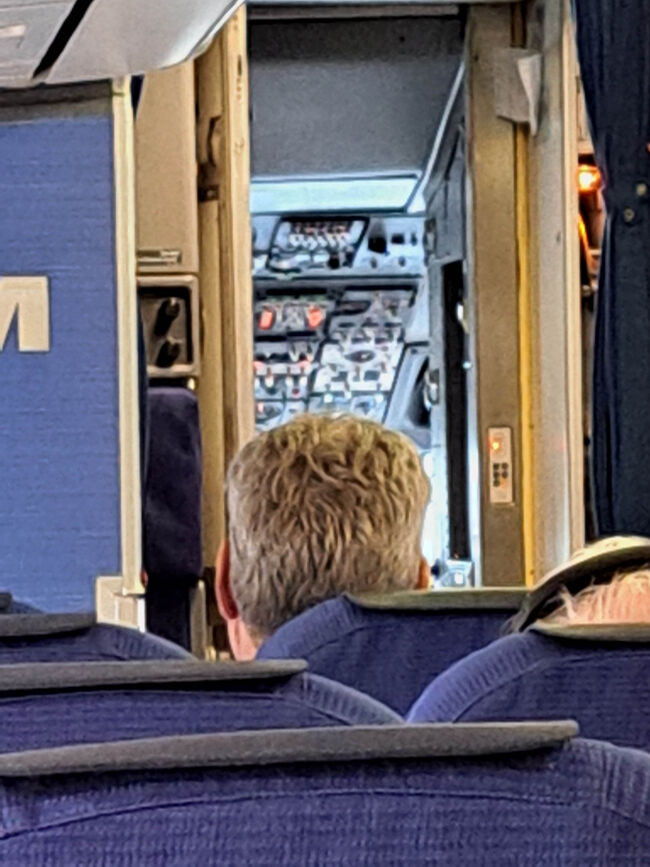 コックピットがチラリと見える瞬間。普段は閉じられている場所だけに、ちょっと特別な気分になりますね。<br />