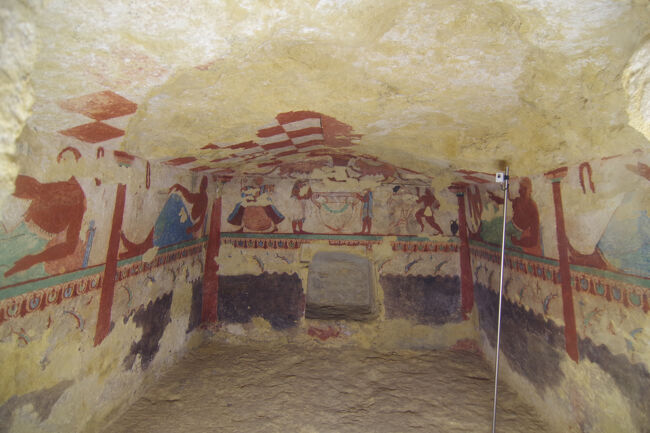 ここはローマ時代よりさらに昔、紀元前のエトルリア人の遺跡が残り、墓の中には当時の絵も残されています。ちゃんと管理されているだけあり保存状態も良好なものも多いです。