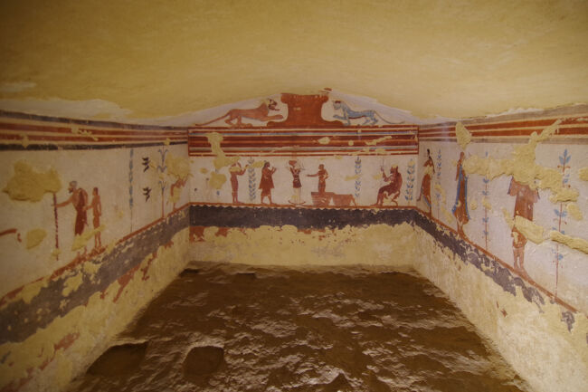 エトルリア人の残した絵はエジプトやギリシアや他の国のものともまた違います。このような絵がローマ以前に存在していたというのがすごいですし、ローマ時代や中世・キリスト教時代をも乗り越えて今も残されているというのは奇跡のようです。