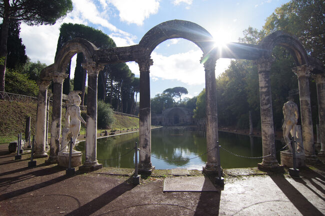 ヴィッラ・アドリアーナはローマ皇帝ハドリアヌス帝のヴィッラ（別荘）で、ローマから東に約30キロの場所にあります。