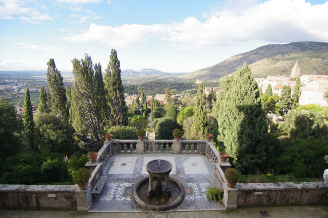 ヴィッラ・デステは上記の写真のように室内装飾も壮麗ですが、庭園もまた見事です。フランスやオーストリアとはまた違った美しさがあります。