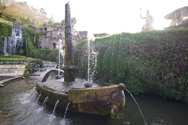 ローマのスペイン広場の舟の噴水も見事ですが、こちらも芸術的です。中央にオベリスクのある噴水からはいくつもの穴から水が噴き出しています。