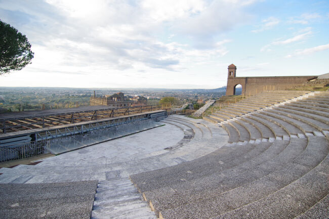 劇場跡などもあり、見どころも多いのですが、立地的にアクセスし難いのか、他の観光客はまったくいませんでした。。