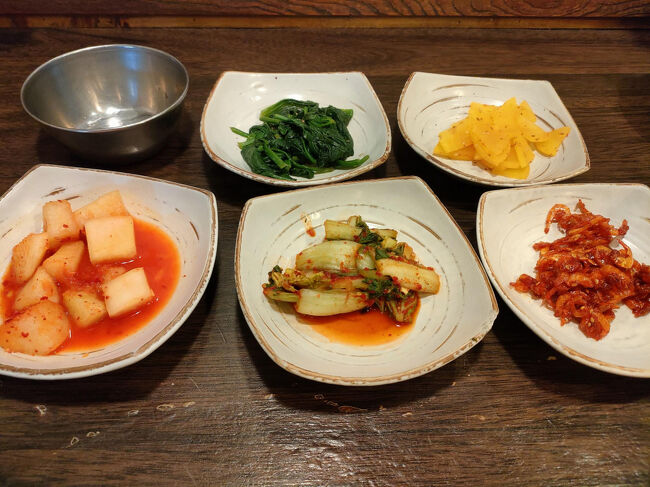 すぐにおかずが運ばれてきました。ほうれん草のナムルと小海老が美味しかった。<br />さすがにこの２品は入口のセルフバーにはありませんでした。