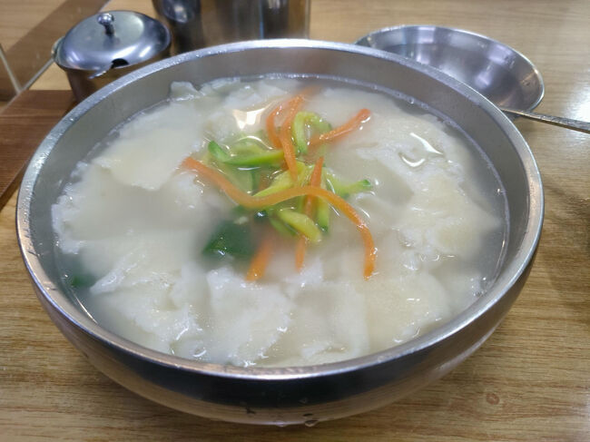 座ったら注文を聞かれることもなくすぐにスジェビが出てきました。