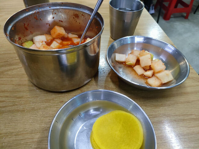 卓上にカクテキが常備されてます。タクアンはスジェビと一緒に持ってきてくれました。