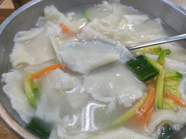 日本でいう「すいとん」ですが、「具のないワンタン」という感じでしょうか。てか大きな丼の底までギッシリと詰まってます。味は薄くて優しい味。<br />韓国ではとにかく辛い料理が多いのでこういうのをたまに食べるとホッとします（笑）。これは安いし、滞在中には１回は食べに来たくなるかも（笑）。<br />隣にキンパを食べてる人がいたけど、２，０００ｗと思えないほどデカイ。頼んでみたかったけどもうお腹に入りませんでした。二人でスジェビ頼んでキンパをシェアするといいかも☆