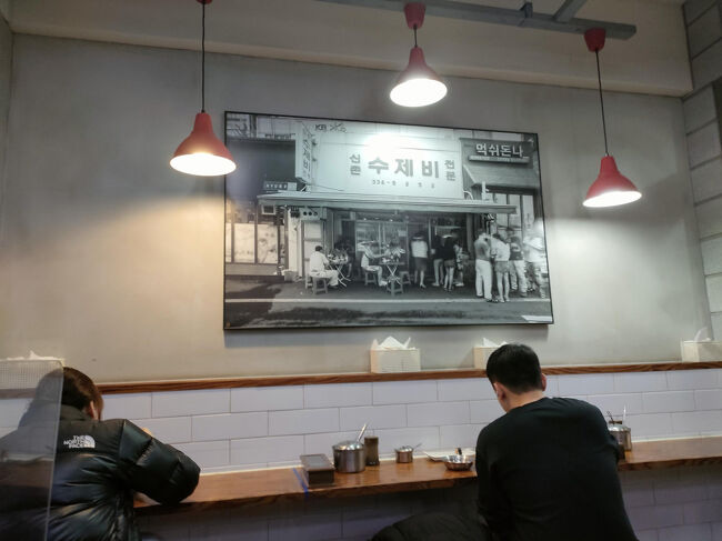 スジェビ（すいとん）とキンパ（海苔巻き）のお店です。まだ結構混んでましたが、座ることはできました。<br />https://youtu.be/Vn_MqTmZRks?si=gSotqrxo9RmuaYhR