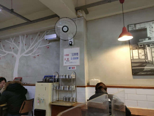 スジェビとキンパの２種類しかありません。てか、スジェビが５，０００ｗ、キンパが２，０００ｗ！朝食べたスンドゥプよりも安い（！）。<br />