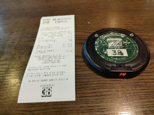 ページャーを渡されて待ちます。ただし、ページャーは結局鳴りませんでした。カウンターに木の注文したドリンクが出来上がってるのを見て取りに行きましたが。