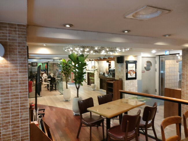 昼間は席が取れないほど大人気のお店でしたが、夜の８時頃は人も少なくてのんびりできました。