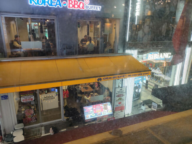 以前よく座った窓際の席から、明洞のお店を眺めます。以前は女性ファッションのお店だった記憶がありますが、現在は焼肉屋さんになってます。