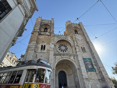 私もリスボン大聖堂とトラムの写真撮りたーい。

と思って待ってたら、あの黄色いやつじゃなく、広告ラッピングのが来た。
次に来たのも広告ラッピング。
そういう星のもとに生まれてきたの。