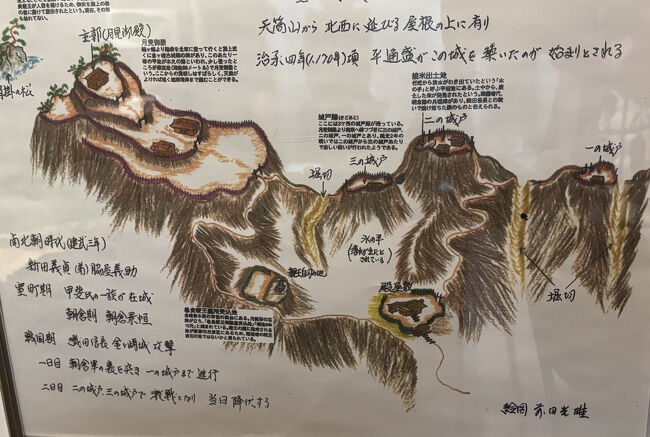 山城ならではの城郭です。<br />最初は平安時代に建てられた平家のお城なんですね。