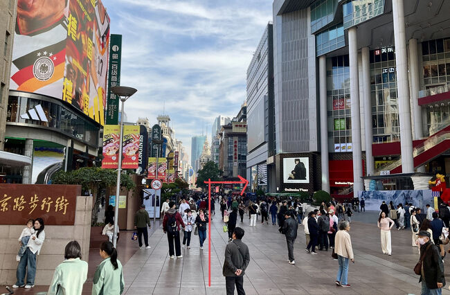 19番出口を出てまっすぐ進み、1ブロック歩いた角を右に曲がります<br />