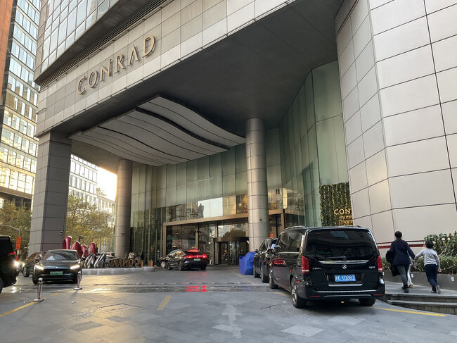 初めの交差点の右角の建物がホテルです