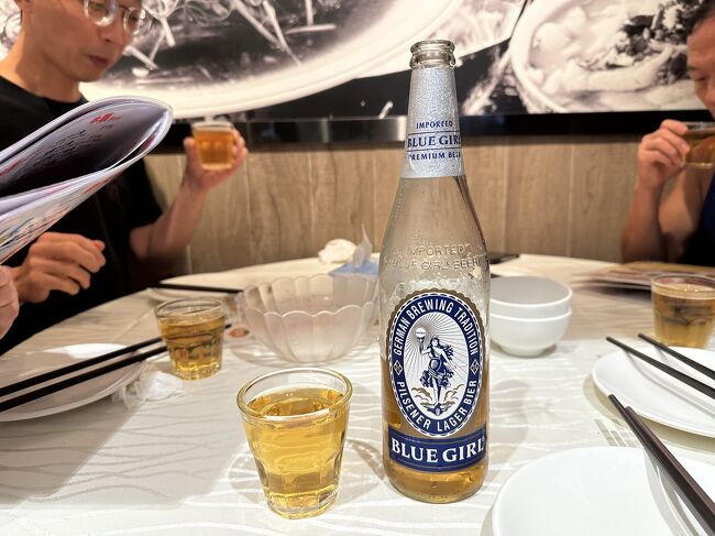 まずはブルーガールビールで乾杯。