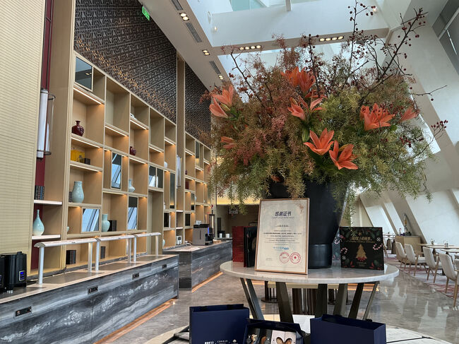 11階のロビーでチェックインしましたが、時間はまだ11時、お部屋はまだ準備出来てなくて、とりあえず44階のエグゼクティブラウンジでお茶することに<br />エレベーターでラウンジに上がる際に、キーは要らないの？って聞いたのですが、ラウンジなのでなくてもエレベーター乗れるから大丈夫って言われたんです…<br />ですが、やっぱりボタンが押せないじゃないの(≧∀≦)<br />だからあれほど言ったのに…<br />エレベーター内に一緒に乗っていた欧米人の方に押してもらいました(^^;)<br /><br />30分くらいいましたが時間が掛かりそうなので、観光へ行くことに<br />