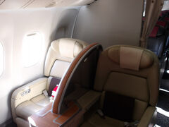 クラスＪでも“ファーストクラス”の席をゲットヽ(^。^)ノ。
実は何回抑えたものの、急な機材変更で希望にならずで(;´Д｀)。
やっとのリベンジが叶いました！

搭乗の６カ月以上前に抑えたもの。
この席ってとっても人気なんです(;^ω^)。