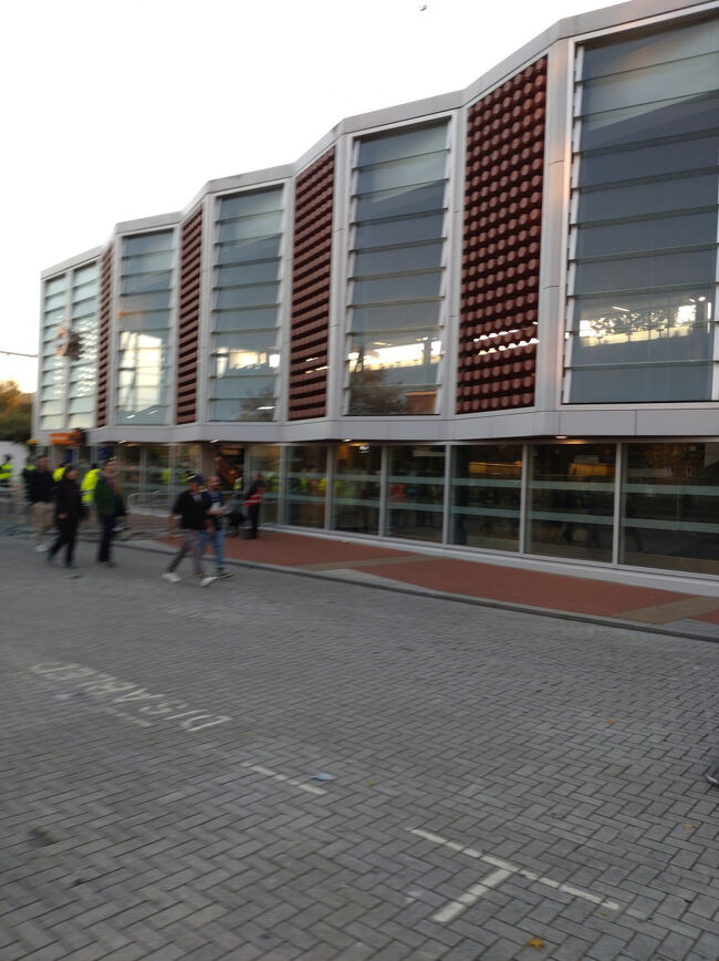 最寄り駅のホワイトハートレーン駅に戻って来たのですが、電車待ちのもの凄い行列が！<br />時間的に危険な感じがしたので、この駅から帰ることを断念し、ちょっと離れた別の駅に向かうことに。