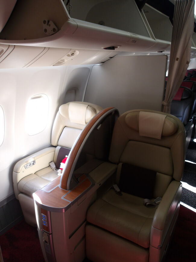 クラスＪでも“ファーストクラス”の席をゲットヽ(^。^)ノ。<br />実は何回抑えたものの、急な機材変更で希望にならずで(;´Д｀)。<br />やっとのリベンジが叶いました！<br /><br />搭乗の６カ月以上前に抑えたもの。<br />この席ってとっても人気なんです(;^ω^)。