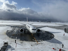 冬でも旭川空港が定時運航できるのもスタッフの尽力なんです。
滑走路の除雪などもレベルがすごいようです。

と、いうことで予定通りにJAL553便は到着(^_-)-☆。