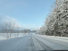 さて、ちょっと急ぎ目に車で目的地へ行きます。
１２月の北海道の道北はご覧の通り、白銀の世界です。

晴れているところもありますが(゜_゜)…、