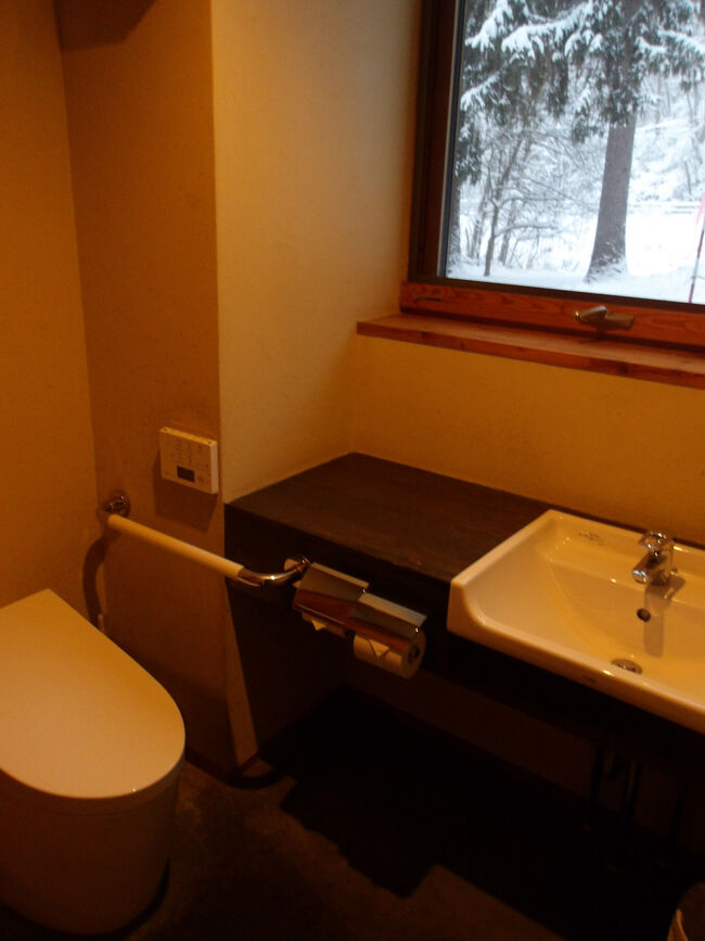 １階にもトイレがあって、こちらの方が妙に落ち着くので、うちら二人はコチラで用を済ますことが多かったです(笑)。