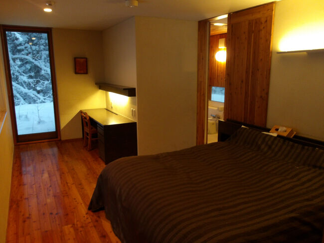 ２階に寝室があるのですが(・_・)、コチラはダブルベット…。