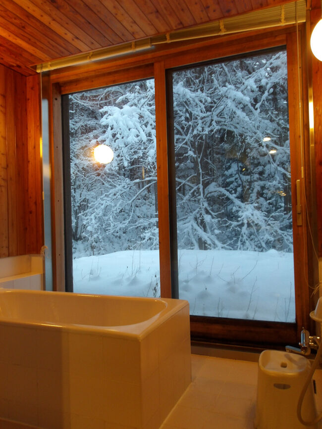 冬は白銀の世界を眺めながらの入浴タイムですが、夏なら深緑の世界を眺めながらの入浴タイム。<br />夏にも行ってみたくなります(´艸｀*)！