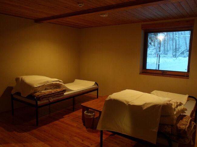 １階にも寝室があって、ツインベットなのでこちらで寝ることに(;^ω^)(笑)。