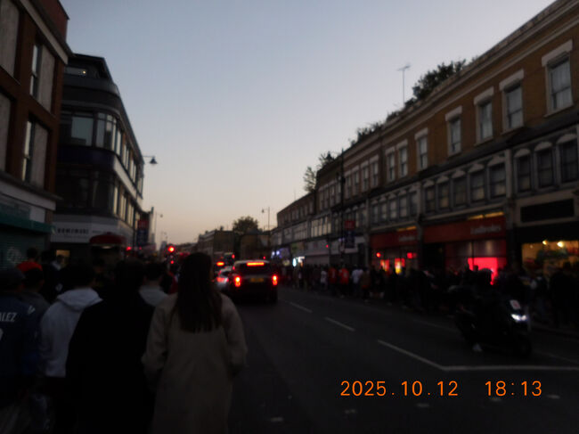 同じように別の駅に向かう人もめちゃめちゃいて、道路に人があふれてました。６万人の観客による、さながら民族大移動です。