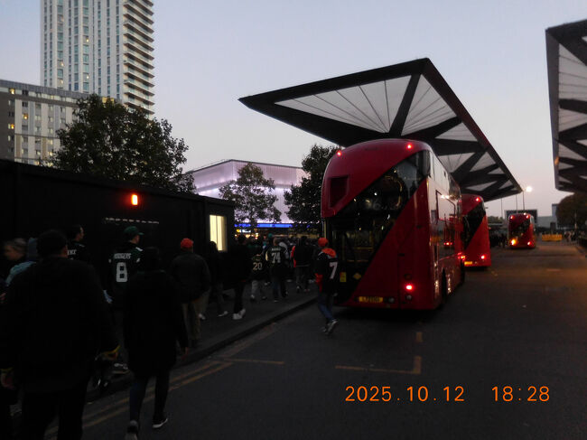 トッテナム・ヘイル駅に到着。スタジアムから約1.5km、歩いて45分くらいかかりました。<br />ここなら空いているかと思いきや、やはり駅に入るのに行列が！いよいよヤバいと一瞬焦りましたが、先ほどの駅よりも行列が流れているので、並んだら意外とスムースに駅に入れました。