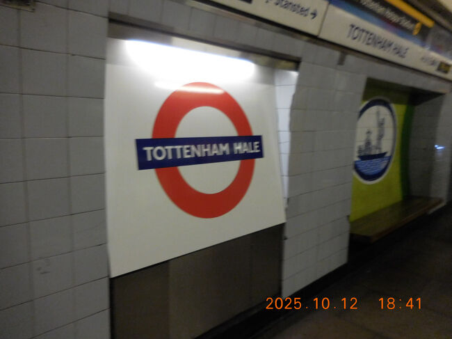 地下鉄もすぐに来たので乗車。この駅はホテルの最寄り駅に乗り換え無しで行けるヴィクトリア線の駅なので非常に助かります。