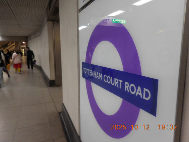 2駅隣のトッテナム・コート・ロード駅でエリザベス線に乗り換え。エリザベス線はロンドン市街とヒースロー空港を繋ぐ新しい路線で、空港からの移動にはこの線を使う人も多いようです。<br />