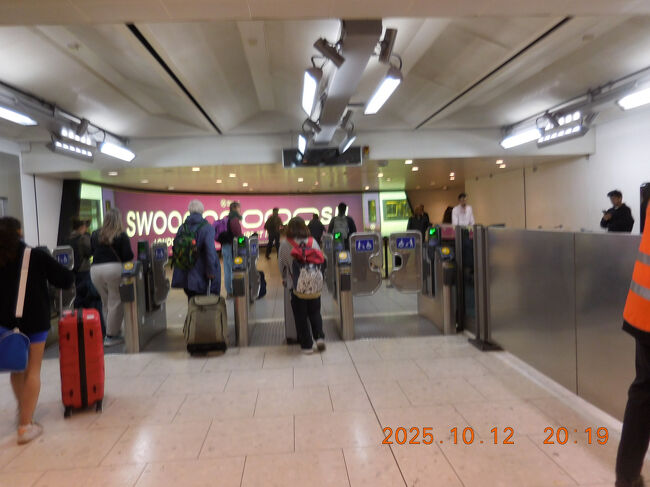 トッテナム・コート・ロード駅から約45分でヒースロー空港第2ターミナルに無事到着。何とか無事にフライトの2時間くらい前に空港に着くことができました。