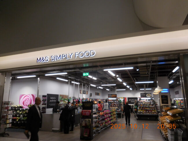 到着後に空港内のスーパーで少しお買い物。