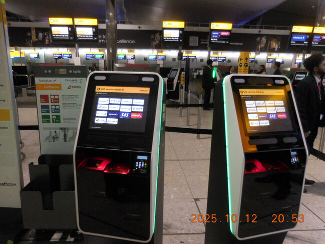 自動チェックイン機で、搭乗券の発券と荷物タグを印刷。奥のカウンターでスーツケースを預けました。