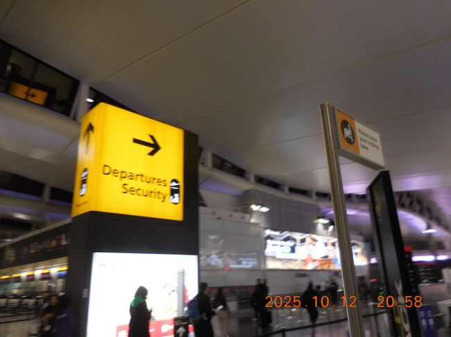 保安検査場を通過。出国審査も機械でパスポート読み取りだけで終了。