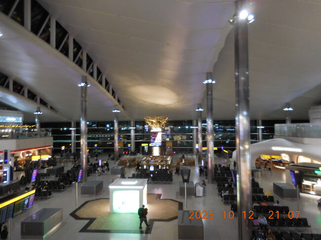 ヒースロー空港は巨大な空港と聞いていましたが、その理由が制限区域で判明。搭乗ゲートが大量にあり、お店もたくさんありました。