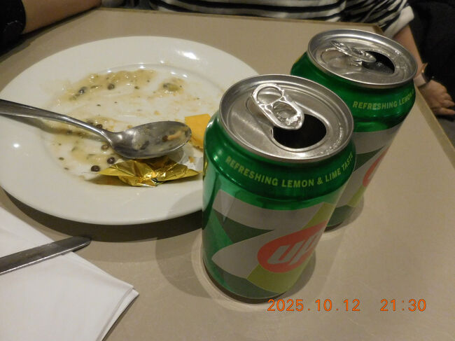 結局、ジュースと少しの食事を流し込んで、ほぼ追い出されるように退出しました。