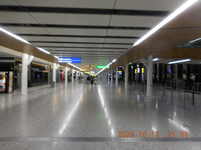 その後、搭乗ゲートへ向かうも空港の端っこのゲートのようで、歩けど歩けどと到達しない。