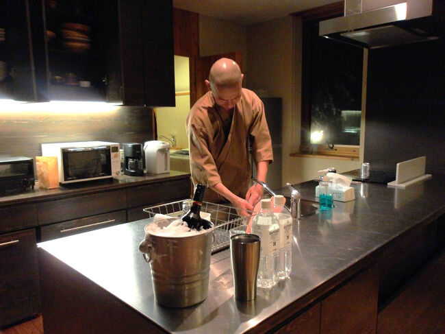 夕飯の支度にとりかかります。<br />ちなみに私が着ているものはエコハウス美桑にあった作務衣です。<br /><br />今回はちょっと早めですが、クリスマスということで、ワインを用意しました。<br />ワインセラーに雪を入れて冷やします(^_-)-☆。