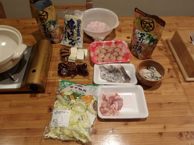 寄せ鍋のスープの素、牡蠣、たら、鶏肉、鶏ごぼう、きくらげなどの食材を用いて鍋を用意します(^_-)-☆。