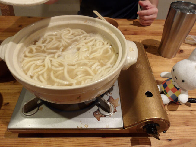 〆にうどんを入れます。