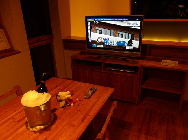 夕飯の後片付けを済ませてから、ちょっと早いけれどクリスマスケーキをいただこうではないか！<br />相方はニュースが気になっているようですが(笑)。<br /><br />ということで…、