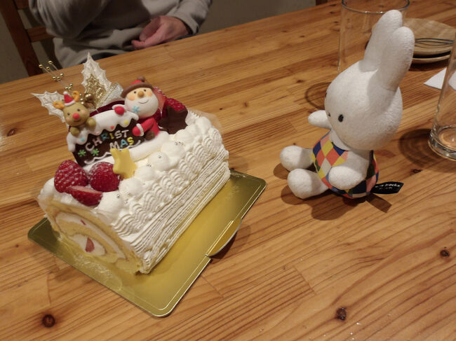 シンさんが知り合いのケーキ屋さんにお願いして、クリスマスケーキを用意してくれました(^_-)-☆。