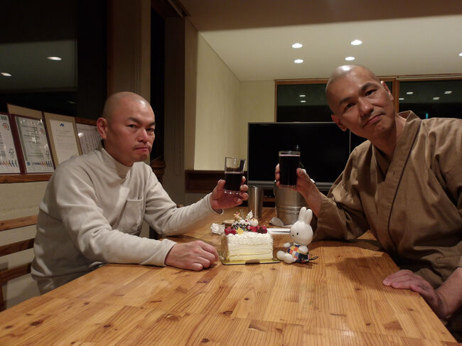 クリスマスケーキとともに乾杯(・ω・)ノ。<br />今年も色んな所へ旅したねぇ(・ω・)…、なんてケーキを食べながらおしゃべりをします。<br /><br />そして、お休みなさーい( 一一)。