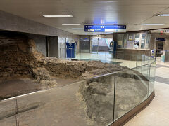 地下鉄工事で偶然見つかったとか。駅舎内でも大切に保存されています。